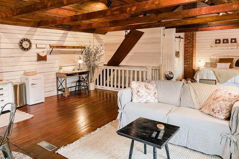 Loft two story with first floor workout room, WIFI, complete cottage to yourself