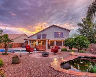 Mountain Views, Koi Pond, Hot Tub, Pool, 1gig Wifi, 1/2 Mile Starbucks/Safeway!! - Oro Valley - Piscina