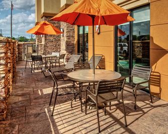 Hampton Inn & Suites Clarksville - קלרקסוויל - פטיו