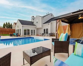 Fenced Yard And Ping-Pong Table Spacious - Graham - Piscina