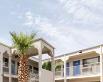 Motel 6 El Paso Airport Fort Bliss - El Paso - Rakennus