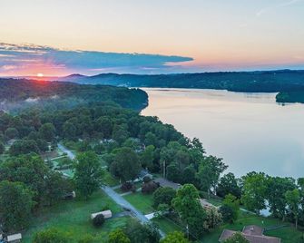 Serenity Dock on Watts Bar Lake- Main Channel View - Harriman - Вигляд зовні