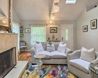 Cute East Hampton Cottage w/ Patio - Walk to Beach - East Hampton - Wohnzimmer