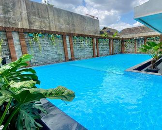 Kusuma Syariah Hotel Yogyakarta - Yogyakarta - Piscina
