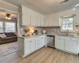 2 Mi to Uptown Lexington: Pet-Friendly Getaway! - Lexington - Küche