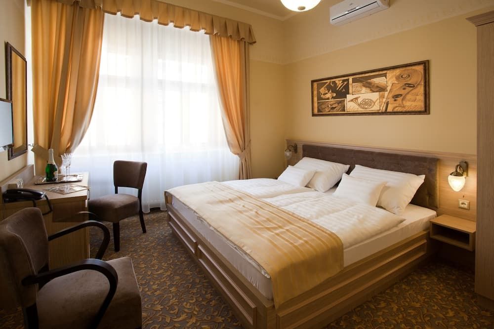 Barokk Hotel Promenád - גיור - חדר שינה