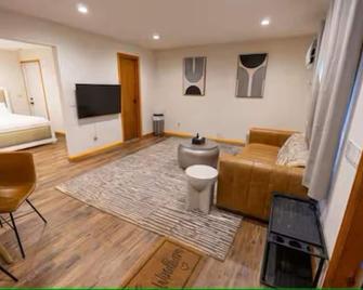 Luxury Suite With 2 Full Beds - Windham - Living room