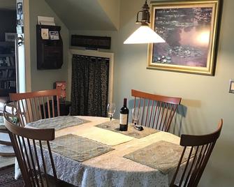 'Eagle Watch' Relax in our Charming Lakefront Cottage. Sandy Beach! - Center Harbor - Dining room