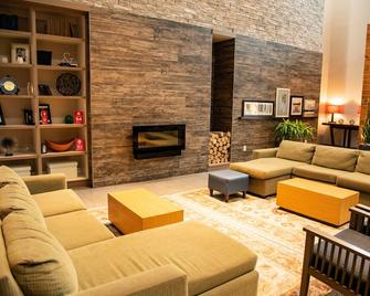 Country Inn & Suites Asheville River Arts District - אשוויל - טרקלין