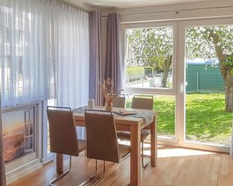 Nice home in Behrenhoff with kitchen - Dargelin - Comedor