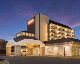 Orangewood Inn & Suites Kansas City Airport - Kansas City - Edificio