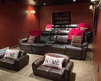 Ultimate Idaho Mountain Lodge - Hike, Bike, Ski, Boat, Flyfish, Theater Rm, 4-16 - Swan Valley - Lounge