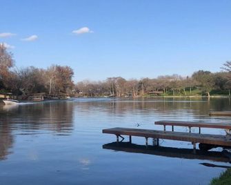 Modern Oasis Getaway Fireplace Magnolia enchanted guestsuite in New Braunfels - New Braunfels - Outdoor view