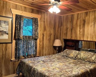 An Escape on the Wapsipinicon River for the Outdoorsman - Grand Mound - Bedroom
