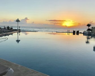 Ocean View Apartments - Cancún - Piscina
