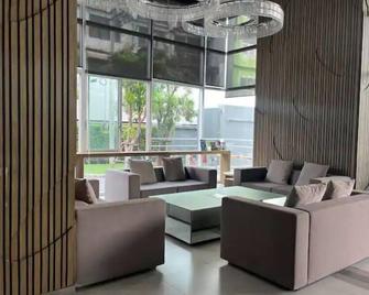 60m Mrt, 1br Condo With Inf. Pool, Balcony & Gym - Bangkok - Sala de estar