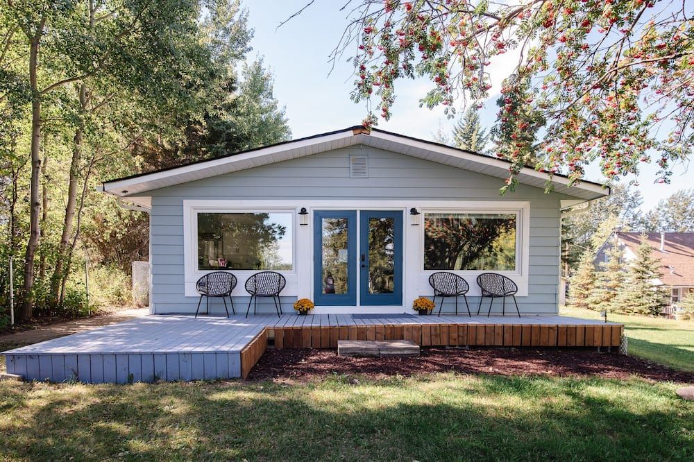 Lakefront home with stunning sunrise view, King bed - a nature lover's paradise - Spruce Grove - Patio