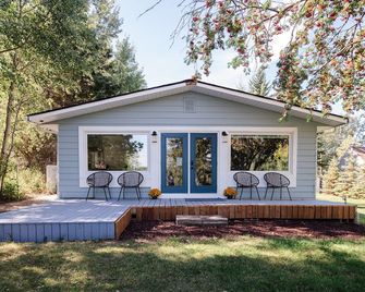 Lakefront home with stunning sunrise view, King bed - a nature lover's paradise - Spruce Grove - Patio