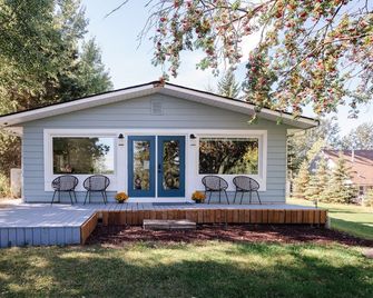 Lakefront home with stunning sunrise view, King bed - a nature lover's paradise - Spruce Grove - Patio