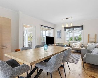 Coastal Cottage close to Bay and Shops - روزبد - غرفة طعام