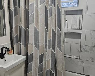 Welcome Home Away! Cozy Retreat Centrally located close to lakes and trails. - Minneapolis