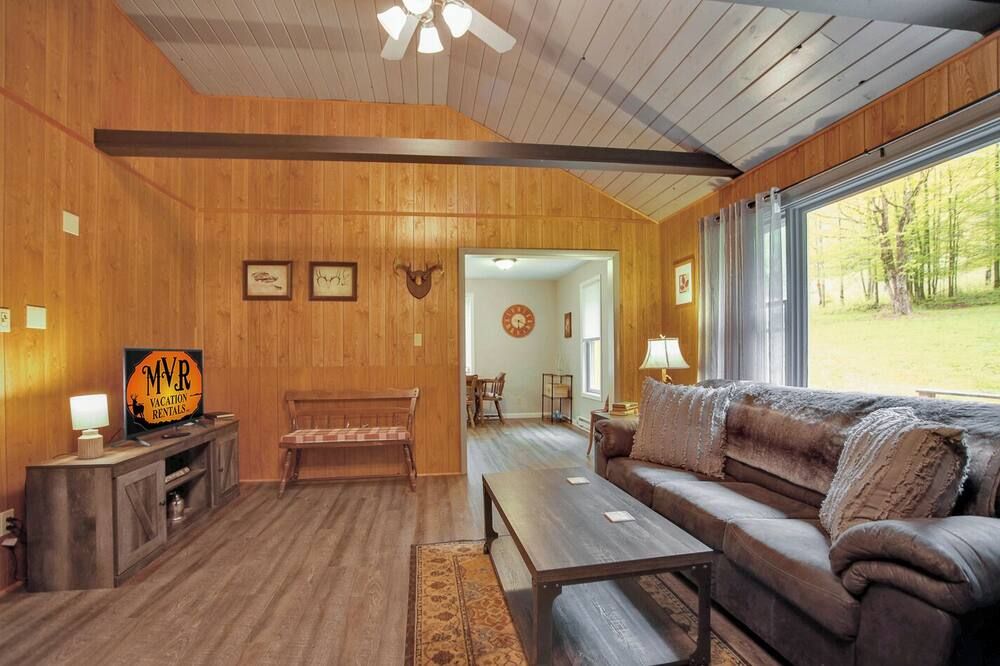 Plank Road Retreat-Pet Friendly near Westfield