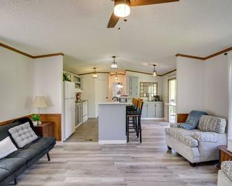 Rural Mississippi Vacation Rental about 12 Mi to Lake! - Prentiss - Sala de estar