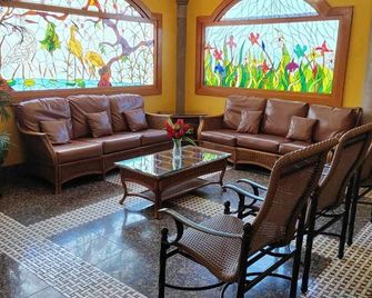 Los Cedros Hotel Inn Delicias - Delicias - Lounge