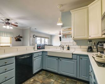 Residential Cul-De-Sac Suburban Memphis - Lakeland - Kitchen