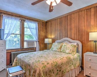 1898 Waverly Inn - Hendersonville - Bedroom
