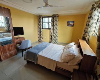 The Charways Lodge - Acra - Habitación