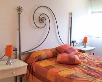 Air-conditioned apartment, near beach and mountains, 1 bedroom, sleeps 2 - Hendaye - Bedroom