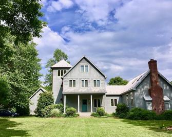 Spacious Modern farmhouse near CHO airport, weddings, wineries, national park! - Barboursville - Building