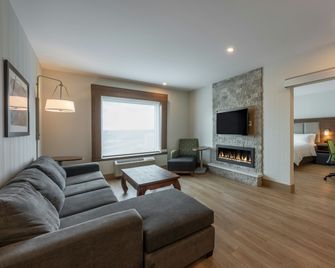 Holiday Inn Express & Suites Moncton By IHG - Moncton - Living room