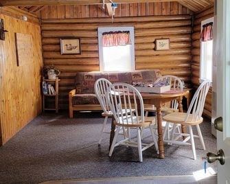 Rustic cabin getaway on the shore of Soo Lake in Phillips, WI - Phillips - Dining room
