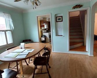 10 individual XL twin beds, seats 20 plus in chairs, 2 kitchen & living rooms - Monroe - Dining room