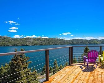 The Cliff House-Luxury Chalet with Hot Tub / View - Placentia - Balcón