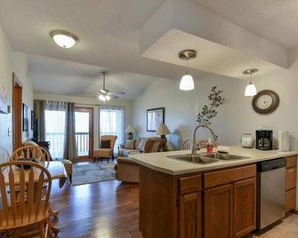 Divine 9 Condo -Fishing Lake & Hiking Trails - Branson West - Living room
