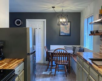 Cozy Getaway near historic schoolhouse - Strawberry - Cocina