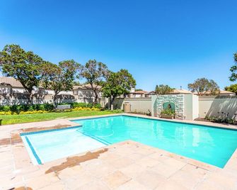 Dorphene 304 by Ctha - Century City - Piscina