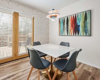 Wellspring Townhome - King Bed Suite minutes from Texas A&M - Bryan - Dining room