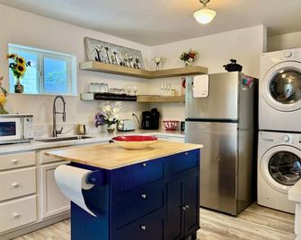 Charming 1-bedroom upper unit. Renovated home walking distance to shops & eats - Susanville - Küche