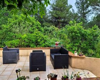 Villa in the quiet of a large pine forest - Trets - Balcón
