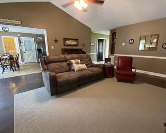 POOL! 4 beds, near Camp Lejeune, in Golf Course community, near Beaches sleeps 8 - Jacksonville - Living room