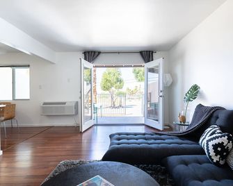 C2- Spotless Designer King Suite Home With View - Desert Hot Springs - Living room