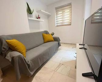 Charming 200 year old cottage with yard - Żabbar - Sala de estar