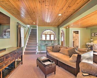 Lake Chautauqua Home 1/2 Mile to Town & Water - Bemus Point - Living room