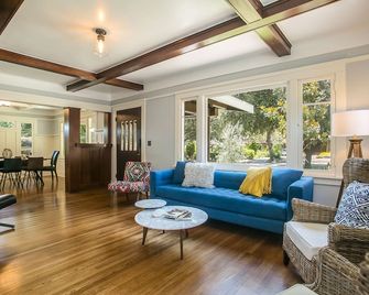 Pasadena Bungalow in Historic Bungalow Heaven, 10 minutes from the Rose Bowl - Pasadena - Living room