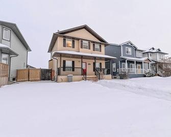 Private Suite | Free Wifi | Smart Tv | Long Stays - Grande Prairie