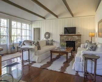 European Style Country Chic With Pool & Privacy! - Westport - Living room